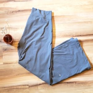 Wide leg cropped Lululemon pants sz 8